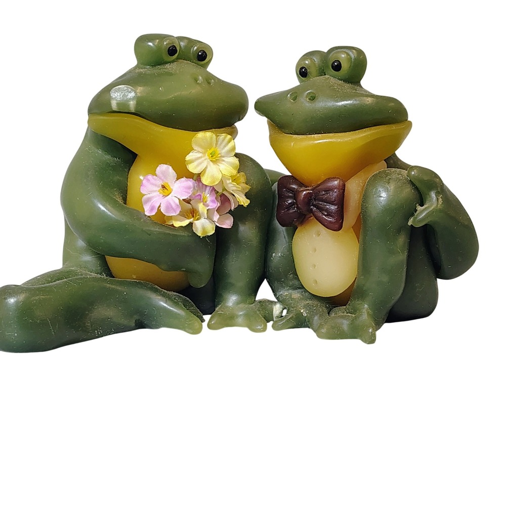 Vintage Style Frog Couple Novelty Candle Green Wax Whimsical Toad Decor 8.5 Inch